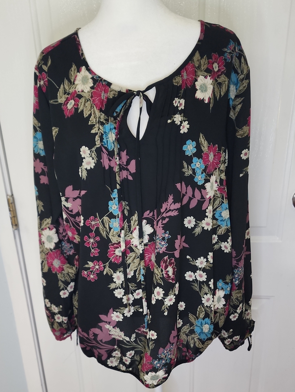 Women's Black Floral Tie-Keyneck Blouse